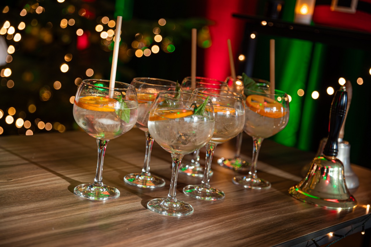 Kerstcocktails meet het logo van de klant tijdens kerstfeest door Soupa Doupa