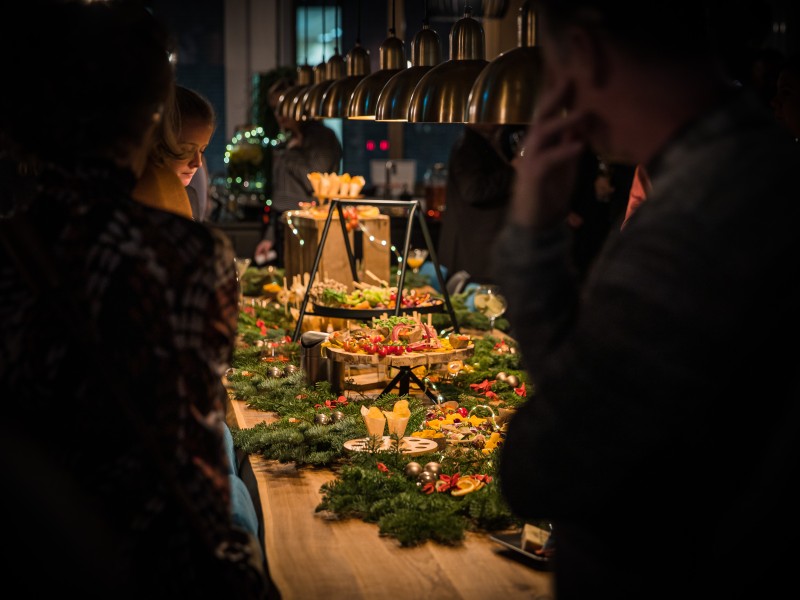 Kerstborrel met kleurrijke feestelijke hapjes