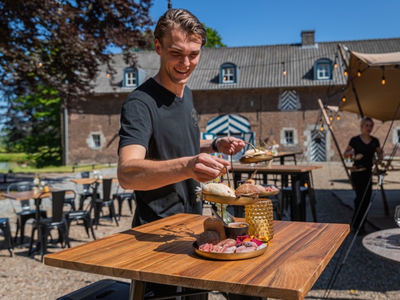 Bediening met etagere op bruiloft