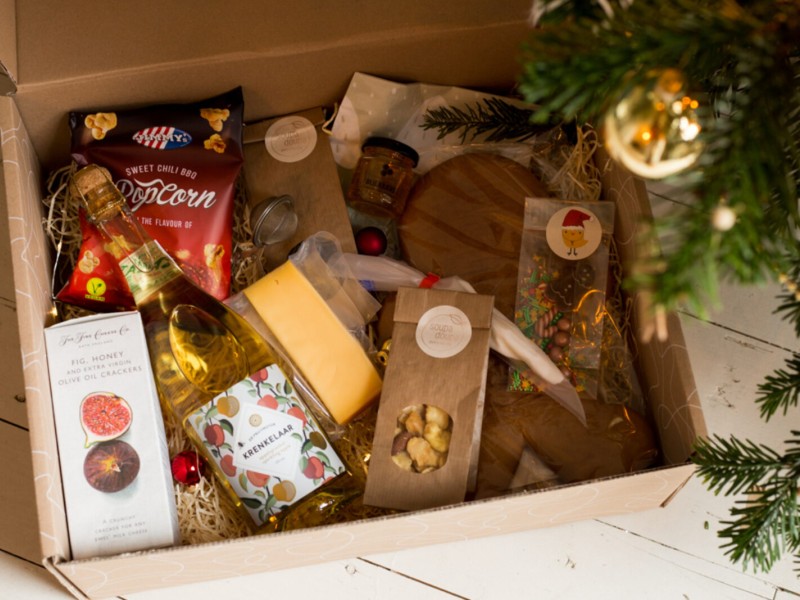 Duurzaam kerstpakket onder kerstboom