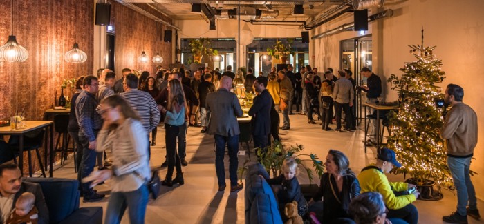 Bedrijfsfeest op industrieel kantoor