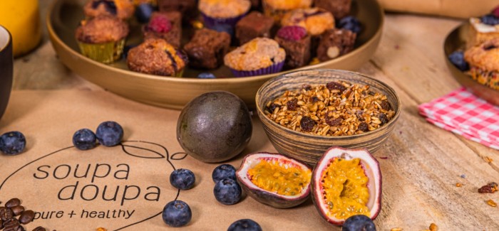 Ontbijt met fruit, passievrucht en granola