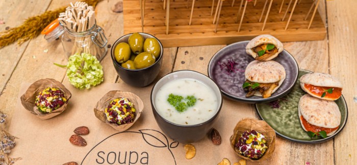 Mix van borrel hapjes, wraps, olijven en mini pita's