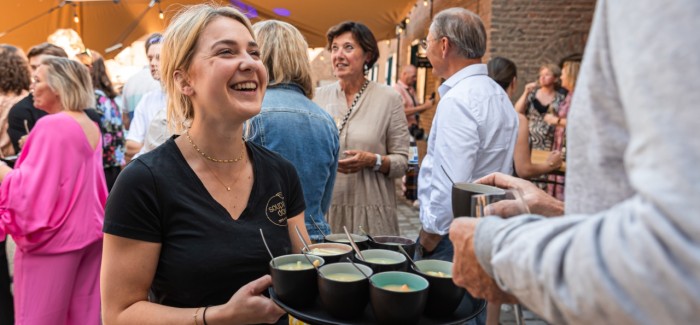 Hapjes uitgeserveerd op feestje