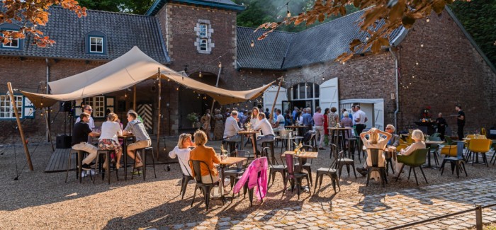Particulier feest op binnenplein kasteel